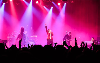 Aurora & The Betrayers en La Riviera