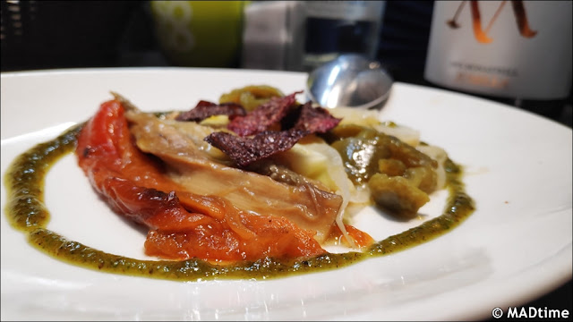 Asadillo de verduras con pesto de pistachos y chips de remolacha